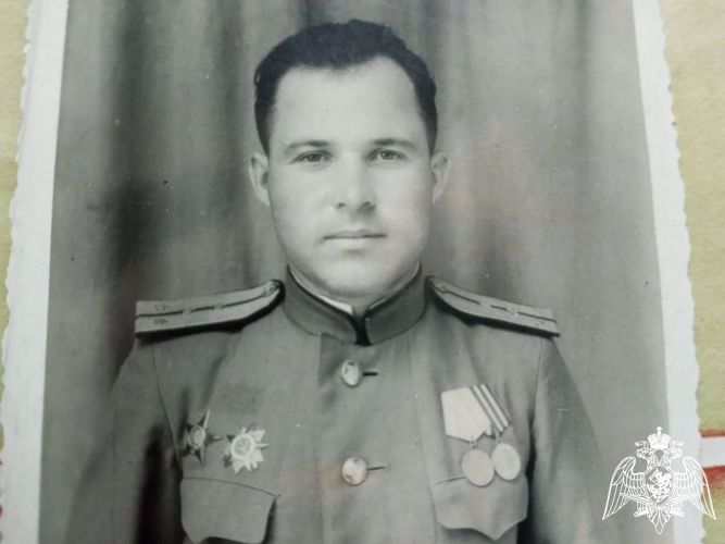 Росгвардейцы помогли починить крышу 101-летнему участнику Сталинградской битвы