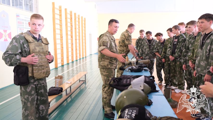 Росгвардейцы провели занятия с участниками военно-исторических сборов «Армата» в Белгородской области