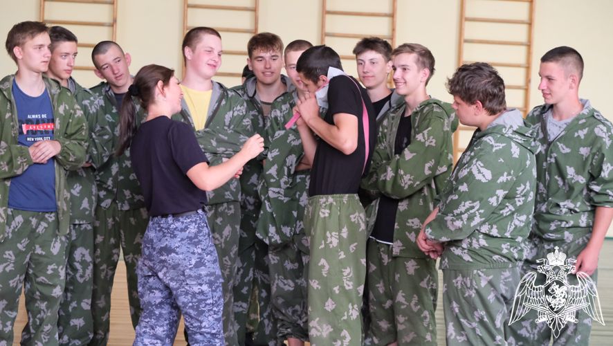 Росгвардейцы провели занятия с участниками военно-исторических сборов «Армата» в Белгородской области