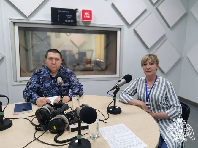 В эфире радио «России-Белгород» росгвардейцы напомнили жителям региона правила хранения, ношения и транспортировки оружия в сезон отпусков