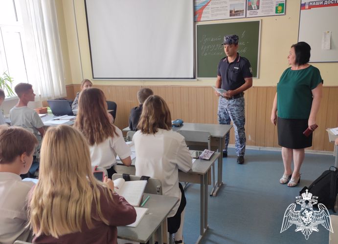 Росгвардейцы рассказали белгородским школьникам о Герое России Анатолии Романове