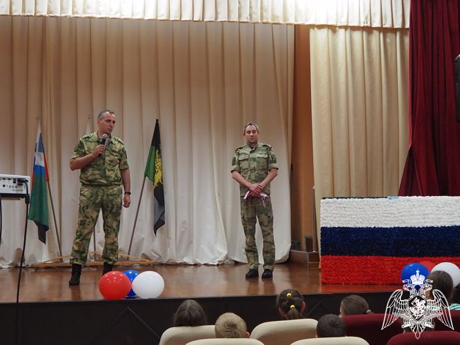  Белгородские росгвардейцы провели патриотическую акцию «С флагом на сердце»