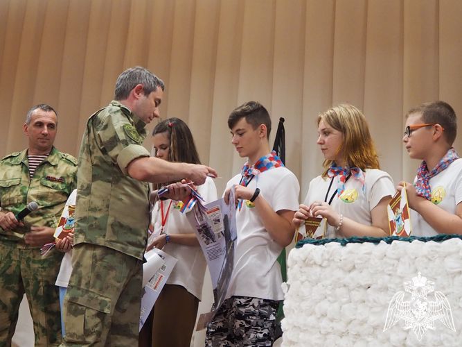  Белгородские росгвардейцы провели патриотическую акцию «С флагом на сердце»