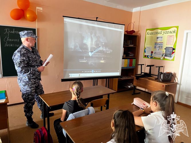 Росгвардейцы провели «урок мужества» с белгородскими школьниками