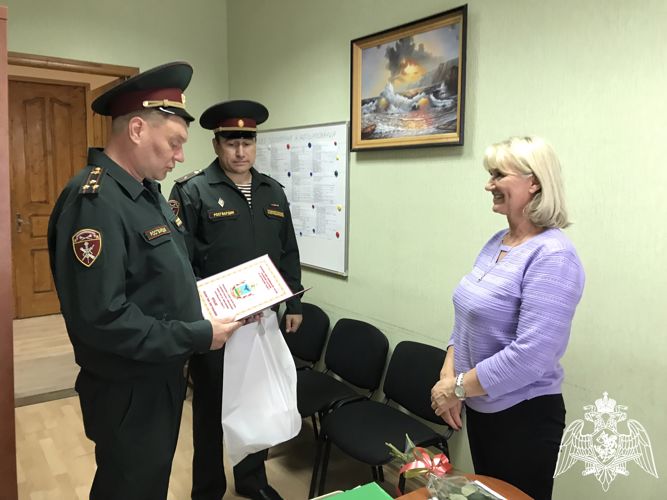 В Белгороде росгвардейцы поздравили работников образования с Днём учителя