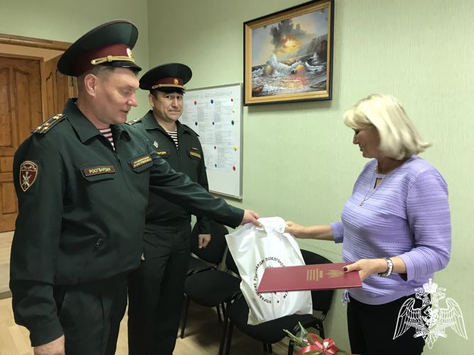 В Белгороде росгвардейцы поздравили работников образования с Днём учителя