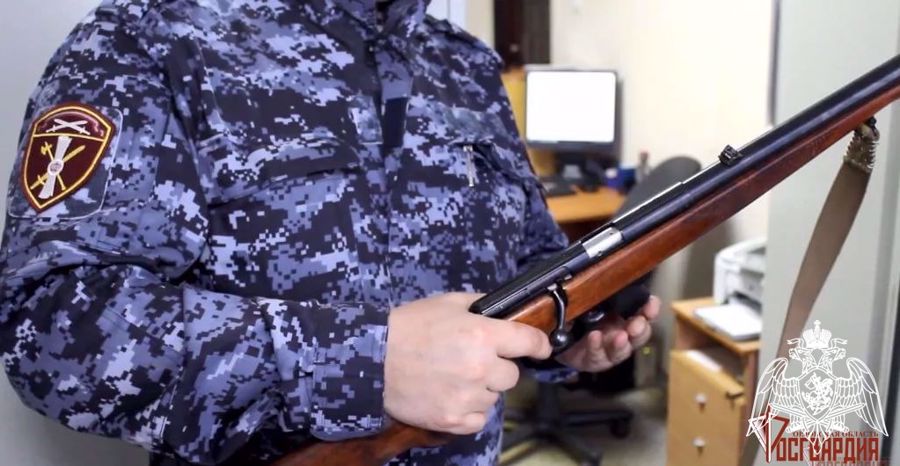 В Белгородском районе мужчина сдал росгвардейцам найденное оружие покойного отца 
