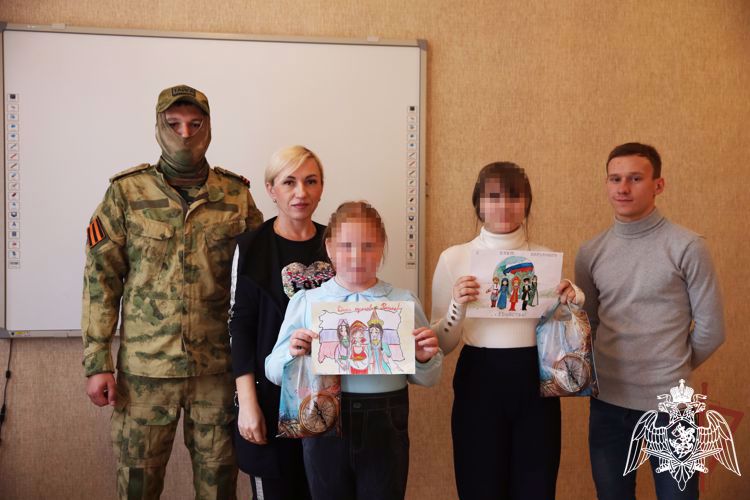 Росгвардейцы в ДНР наградили победителей конкурса детских рисунков ко Дню народного единства