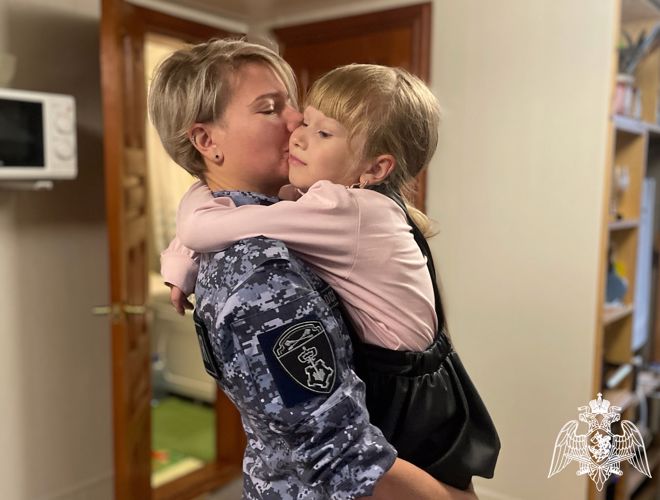 В преддверии Дня матери сотрудница вневедомственной охраны Росгвардии стала героиней очередного выпуска газеты «Белгородские известия»
