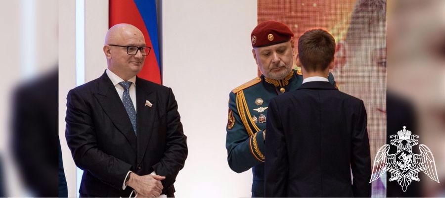 Генерал-лейтенант Алексей Воробьёв и Герой России полковник Сергей Хайрудинов приняли участие в церемонии награждения детей-героев