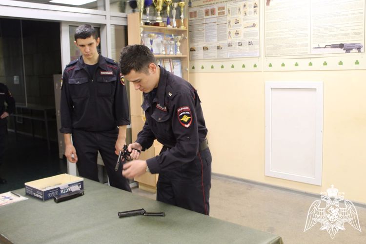 Ветеран СОБР «Белогор» Росгвардии принял участие в круглом столе «Диалог на равных» с курсантами юридического института