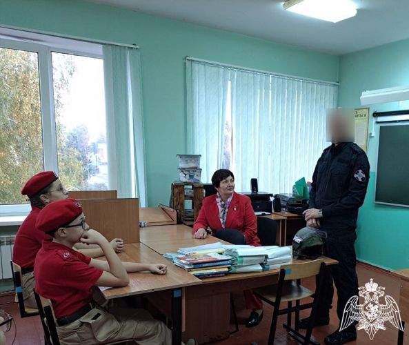 Белгородские росгвардейцы провели для школьников «урок мужества», посвящённый Дню народного единства