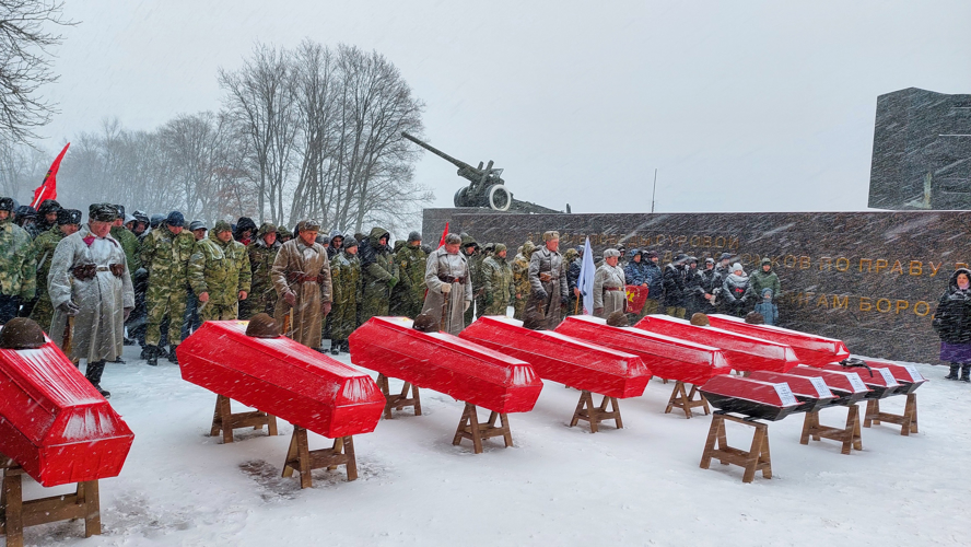 Воспитанники подшефного Росгвардии военно-патриотического клуба  приняли участие в церемонии перезахоронения останков советских солдат в Белгородской области