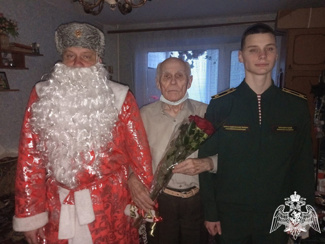 Белгородские росгвардейцы поздравили ветерана войск правопорядка с Новым годом и Рождеством