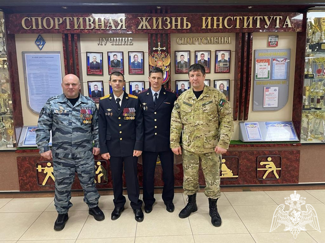  В рамках ведомственной акции «Безопасный  Новый год» росгвардейцы приняли участие в круглом столе с курантами правоохранительного института