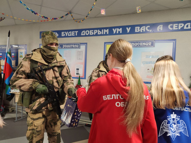 Активисты Движения Первых поздравили с Новым годом белгородских росгвардейцев
