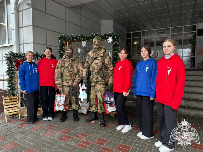 Активисты Движения Первых поздравили с Новым годом белгородских росгвардейцев