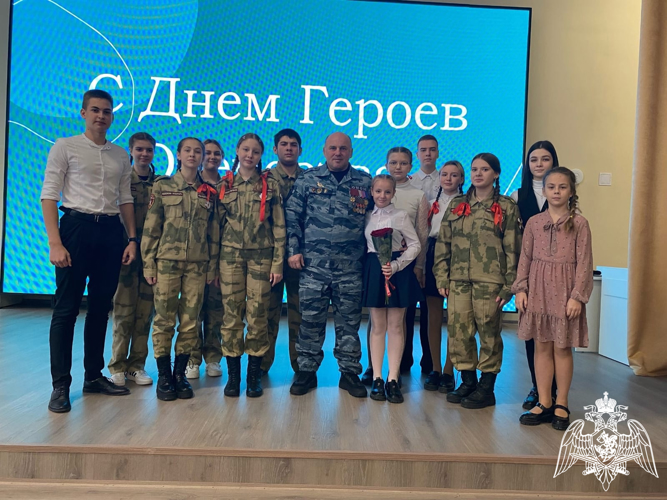 Ветеран ОМОН «Острог»  Росгвардии провел урок мужества для белгородских школьников, приуроченный ко Дню героев Отечества