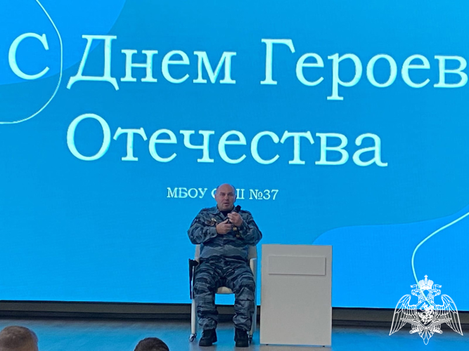 Ветеран ОМОН «Острог» Росгвардии провел урок мужества для белгородских школьников, приуроченный ко Дню героев Отечества