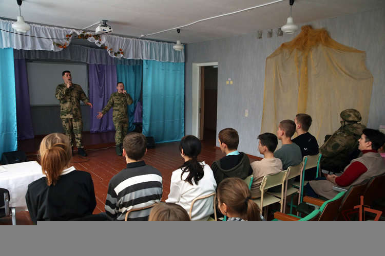 Концертная бригада Росгвардии выступила перед военнослужащими и школьниками в ДНР