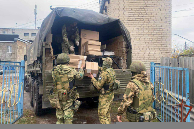 Росгвардейцы доставили гуманитарную помощь жителям Запорожской области