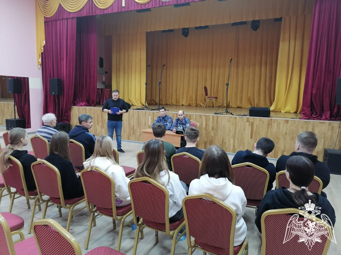 Сотрудники вневедомственной охраны Росгвардии провели урок мужества, посвященный Дню защитника Отечества, с белгородскими школьниками