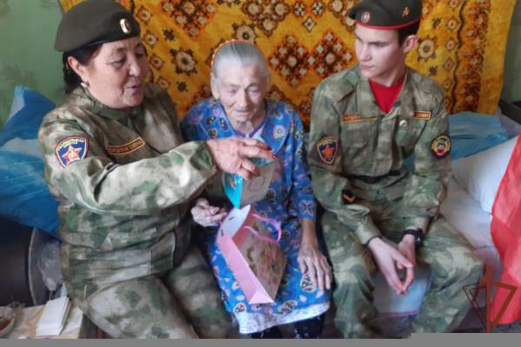 Росгвардейцы поздравили ветерана-легенду Марию Лиманскую с предстоящим Днём защитника Отечества