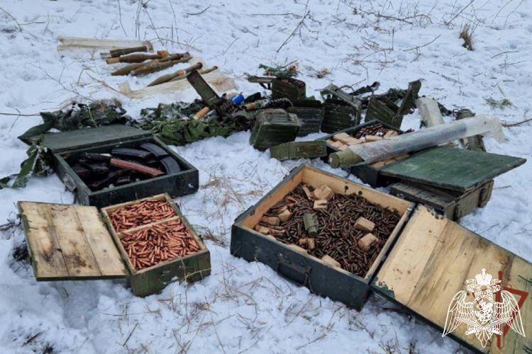 Росгвардейцы нашли схрон с американским и болгарским вооружением в ЛНР