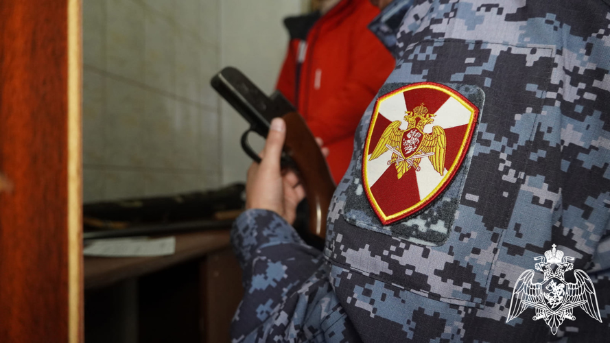 Росгвардейцы выдали белгородцам свыше 230 лицензий и разрешений на оружие