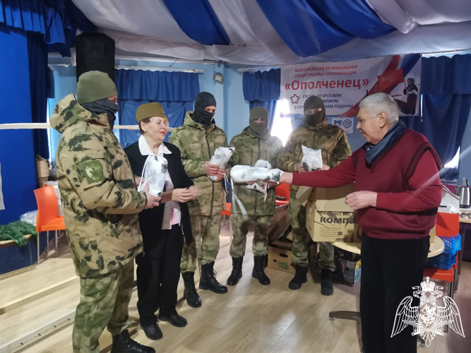 Белгородские волонтеры передали росгвардейцам маскировочные костюмы