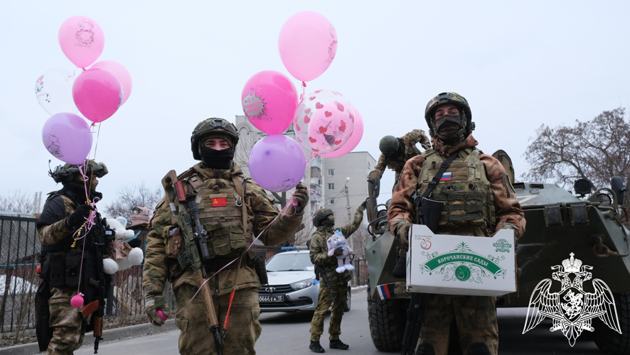 В  Белгороде бойцы Росгвардии  поздравили с 8 марта школьниц, писавших письма в поддержку участников специальной военной операции