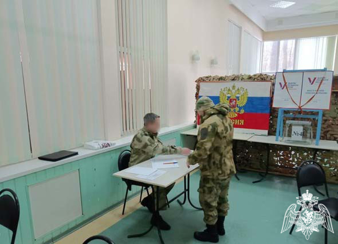 В Белгородской области росгвардейцы, выполняющие служебно-боевые задачи по прикрытию Государственной границы, досрочно проголосовали на выборах главы государства