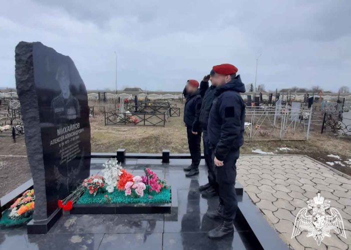 Офицеры СОБР «Белогор» почтили память боевого товарища