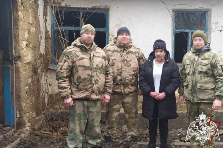 Жительница ЛНР поблагодарила росгвардейцев за спасение на пожаре