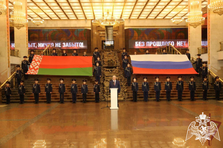 Кадеты Росгвардии в День единения народов России и Белоруссии развернули флаги обоих государств в Музее Победы