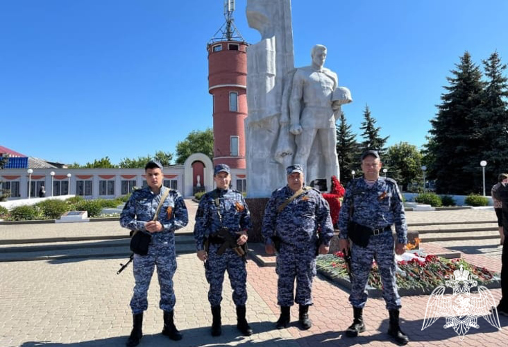 Белгородские росгвардейцы почтили память Героев Великой Отечественной войны и возложили цветы к мемориальным комплексам в регионе