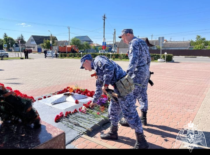 Белгородские  росгвардейцы почтили память Героев Великой Отечественной войны и возложили цветы к мемориальным комплексам в регионе
