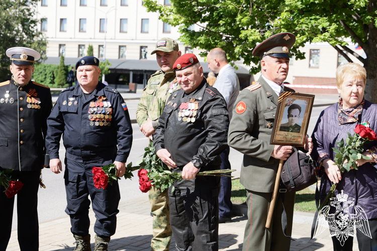 Белгородские  росгвардейцы почтили память Героев Великой Отечественной войны и возложили цветы к мемориальным комплексам в регионе