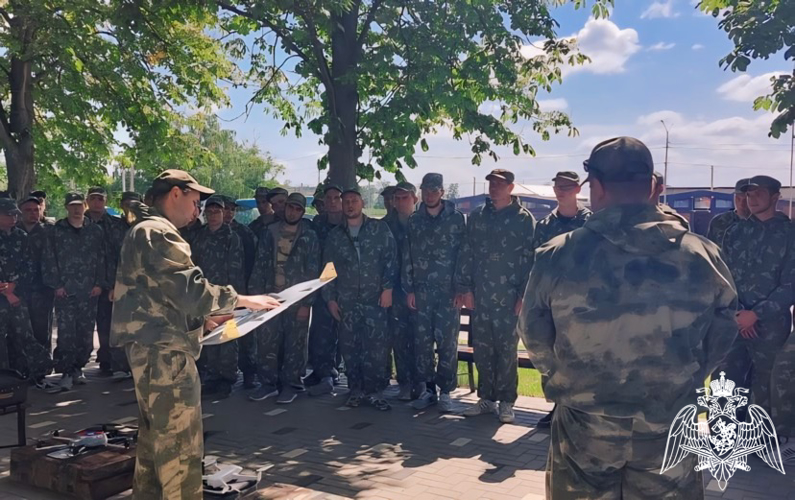 В преддверии Дня защиты детей росгвардейцы провели занятия с участниками военно-исторических сборов «Армата» в Белгородской области