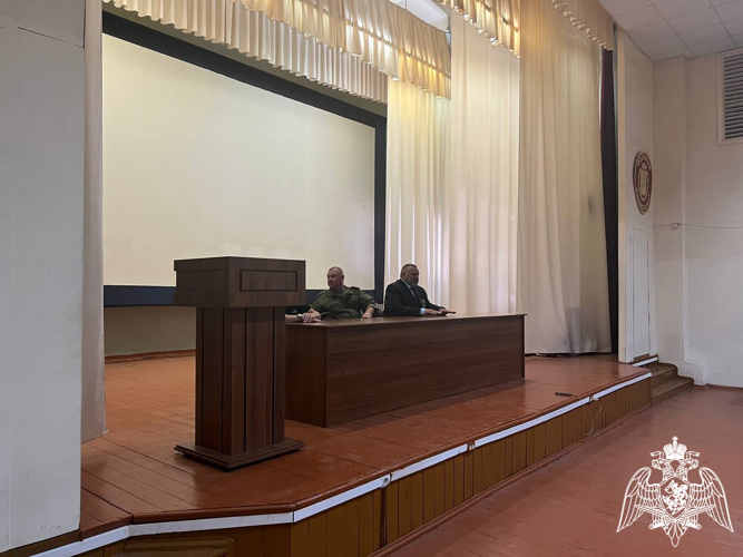 В г. Белгород председатель регионального отделения Общероссийской Общественной Организации ветеранов войск правопорядка встретился с призывниками