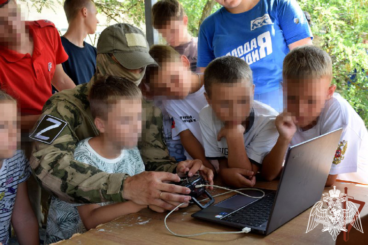 Росгвардейцы во взаимодействии с сотрудниками военной контрразведки провели культурно-просветительскую акцию для детей в ДНР