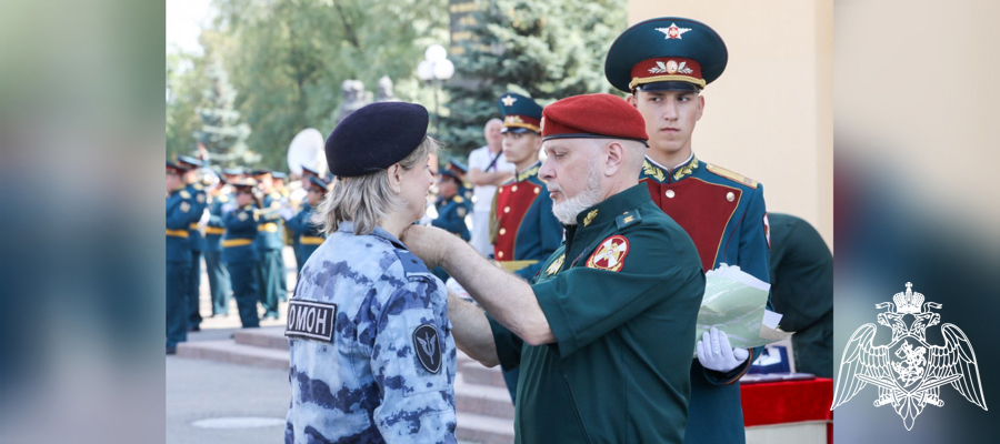 Генерал-полковник Алексей Воробьев вручил награды кинологам Росгвардии за выполнение служебно-боевых задач