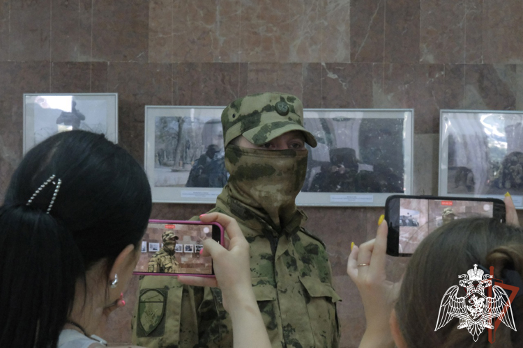 В День фотографа росгвардейцы организовали выставку в Луганске
