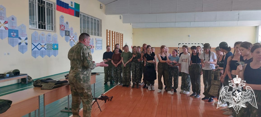 Белгородские росгвардейцы провели занятия с участницами женской смены военно-исторических сборов «Армата»