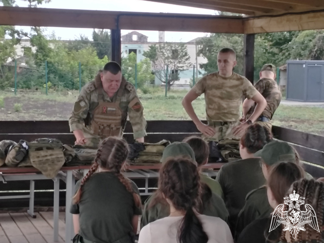 Один день с Росгвардией провели курсантки Центра «Воин» в Белгородской области