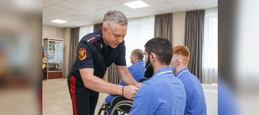 Заместитель директора Росгвардии генерал-полковник полиции Анатолий Маликов вручил государственные награды росгвардейцам в Главном госпитале ведомства