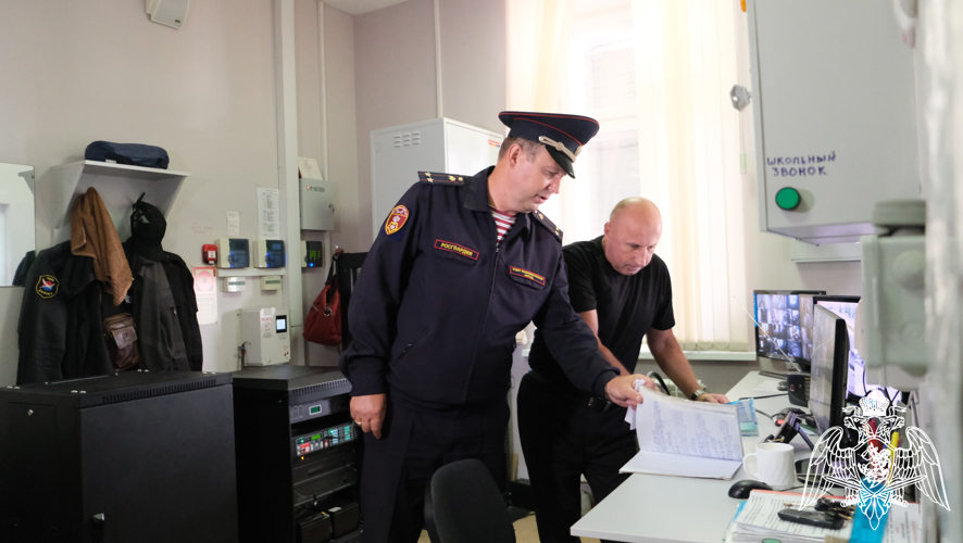 Белгородские росгвардейцы  в составе комиссий начали проверку систем безопасности школ перед новым учебным годом