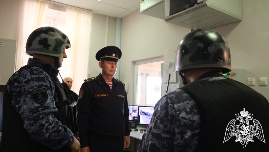 Белгородские росгвардейцы  в составе комиссий начали проверку систем безопасности школ перед новым учебным годом