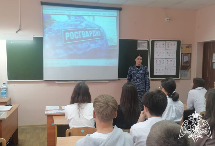 В Белгороде сотрудники вневедомственной охраны Росгвардии  провели урок мужества для школьников
