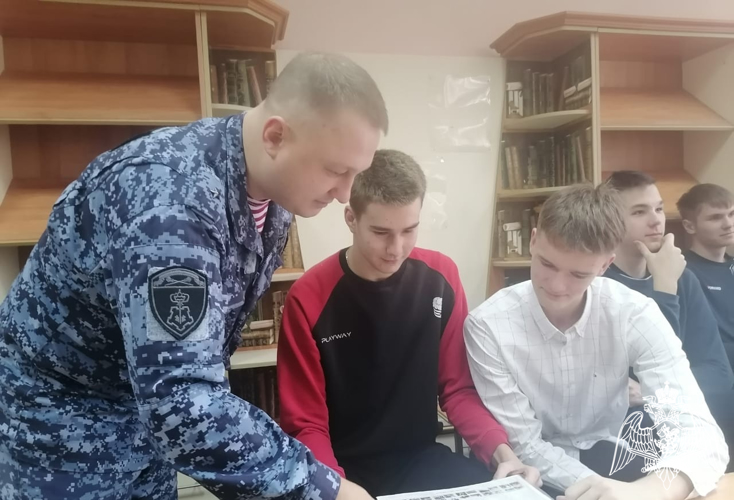 Росгвардейцы провели профориентационную беседу с белгородскими школьниками